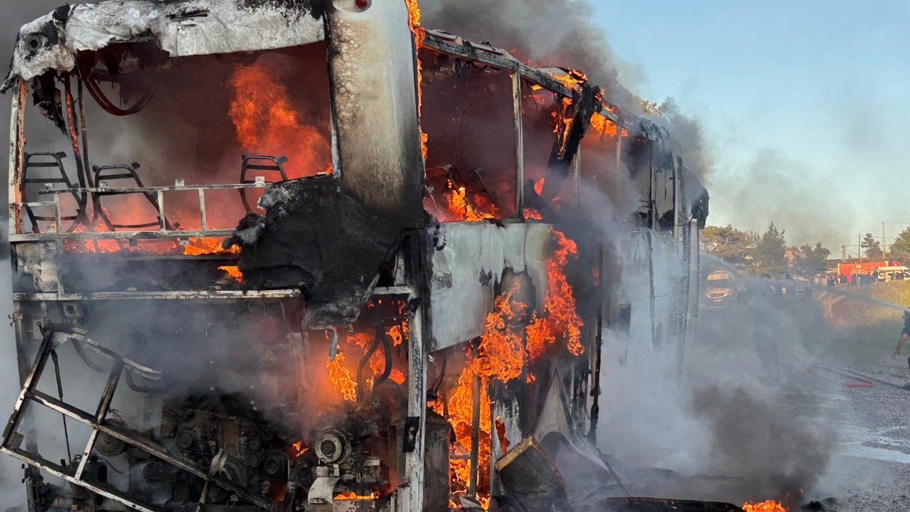 Tur otobüsü alev topuna döndü, yolcular son anda kurtuldu