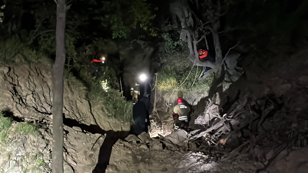 Uçuruma düşen kişiyi kurtarmaya çalıştılar, mahsur kaldılar