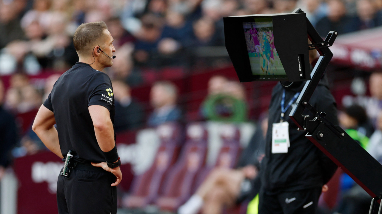 'VAR'ın yetki alanı genişledi: Futbolu bekleyen tehlike