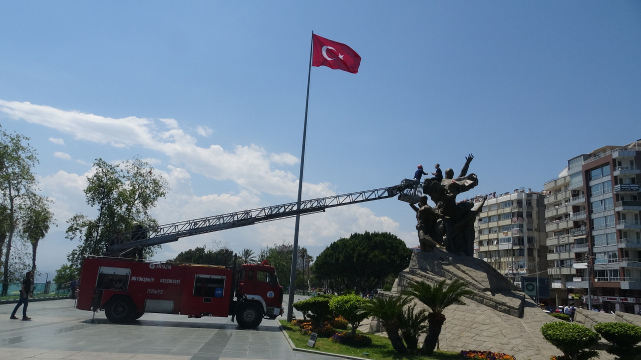 Benzin bidonuyla Atatürk heykeline çıktı