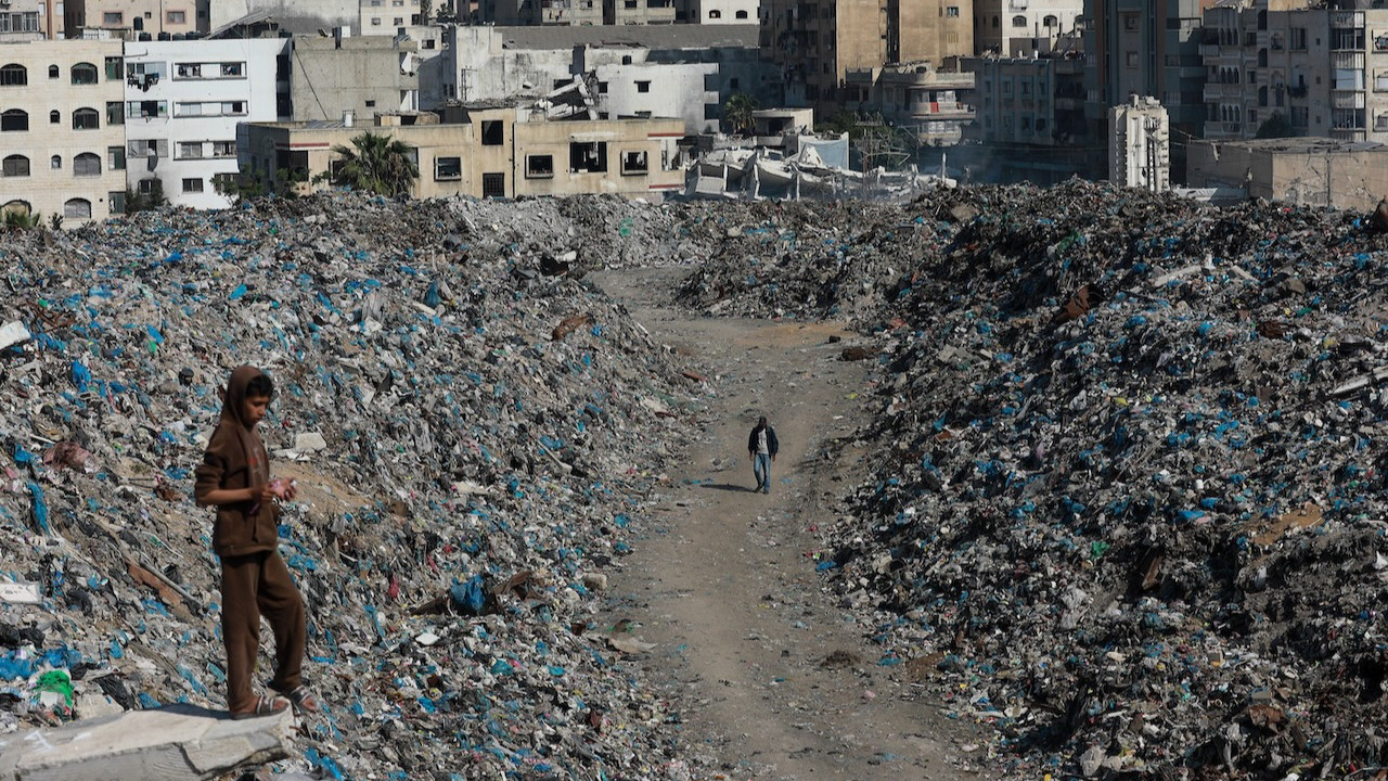 İnsanlık dramı bitmiyor: Gazze'de dev çöp yığınları oluştu