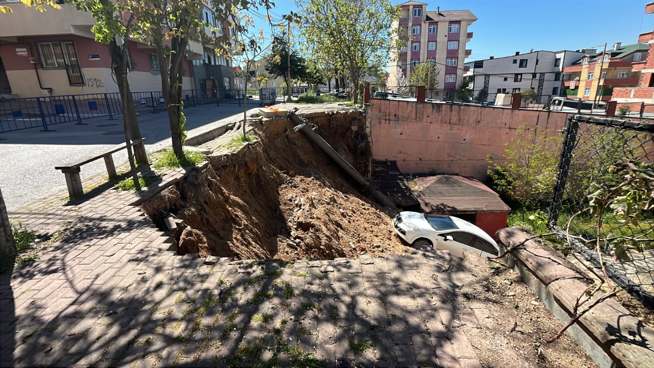 Kocaeli’de toprak kayması: Otomobil okul bahçesine uçtu