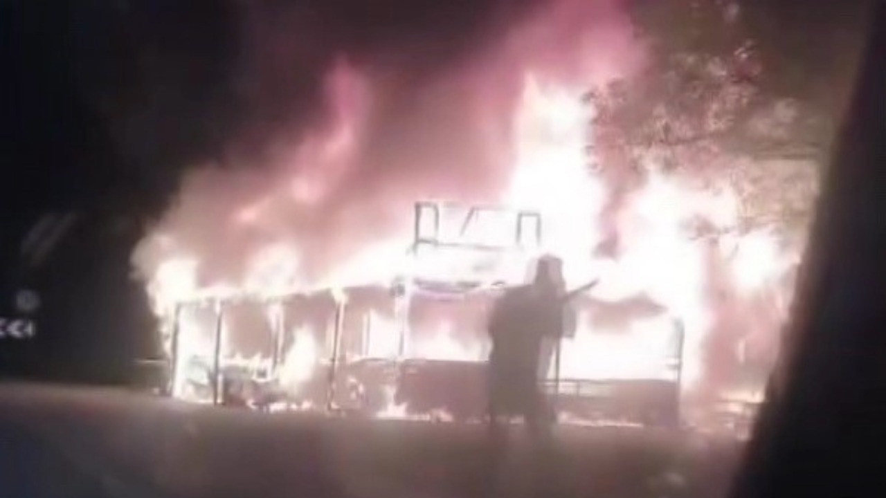 Manav tezgahı, çıkan yangında alev topuna döndü