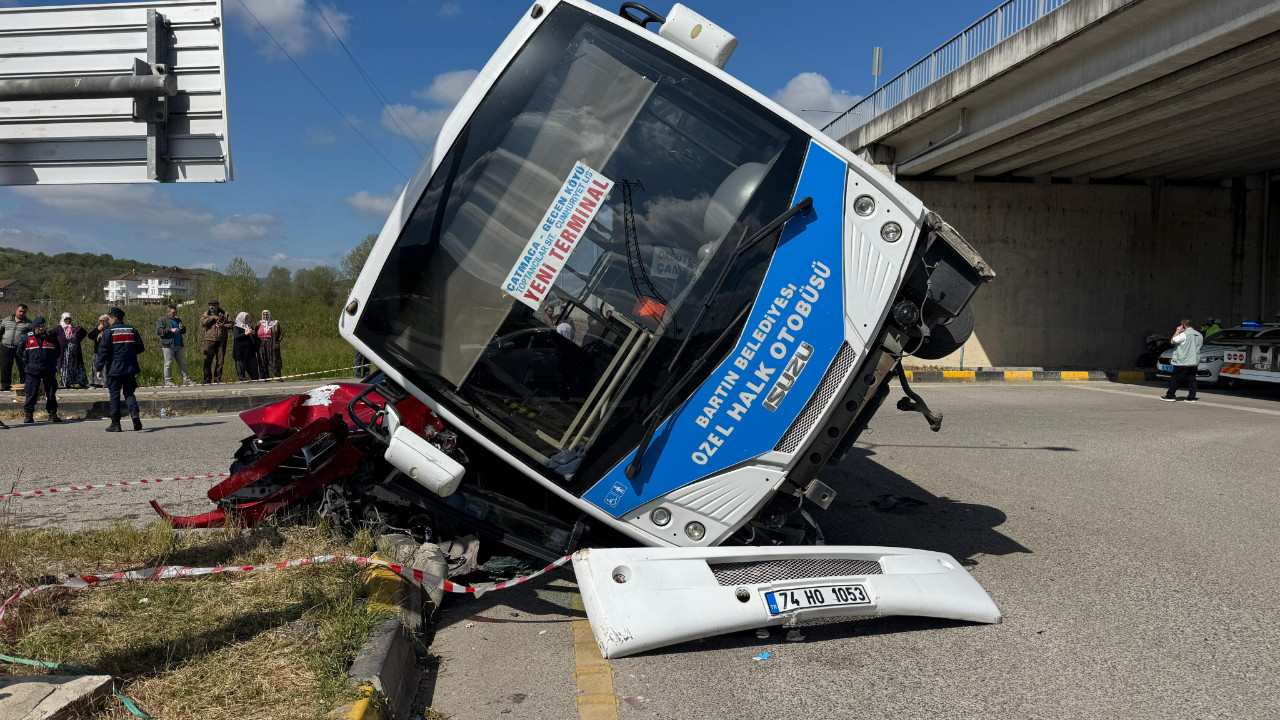 Otobüs aracın üzerine devrildi: 46 yaralı