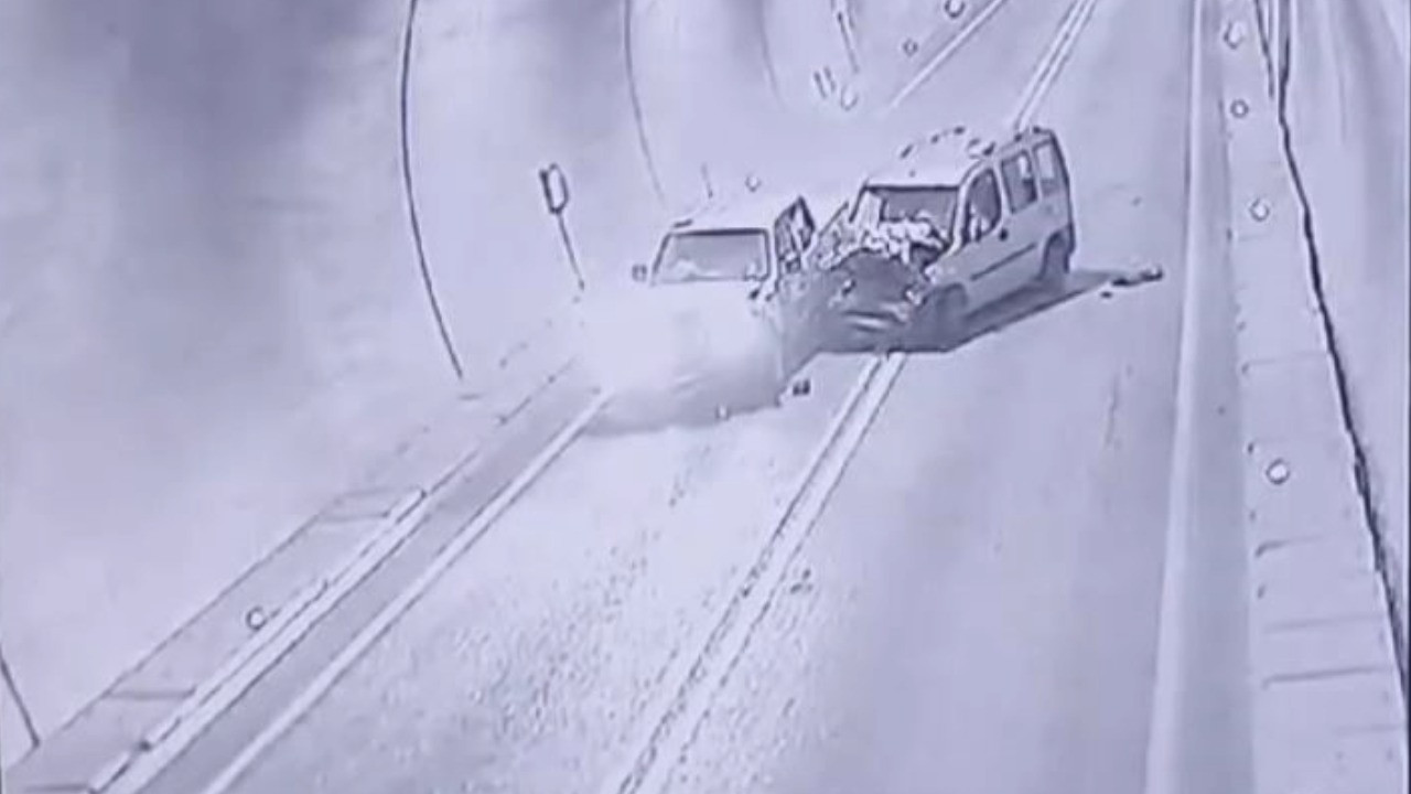 Tünelde kamyonetler çarpıştı: 7 yaralı