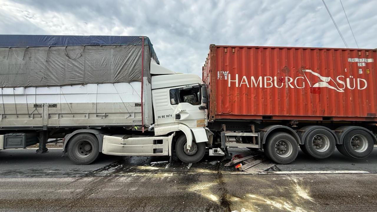 Altı TIR birbirine girdi, Ankara istikameti kilitlendi