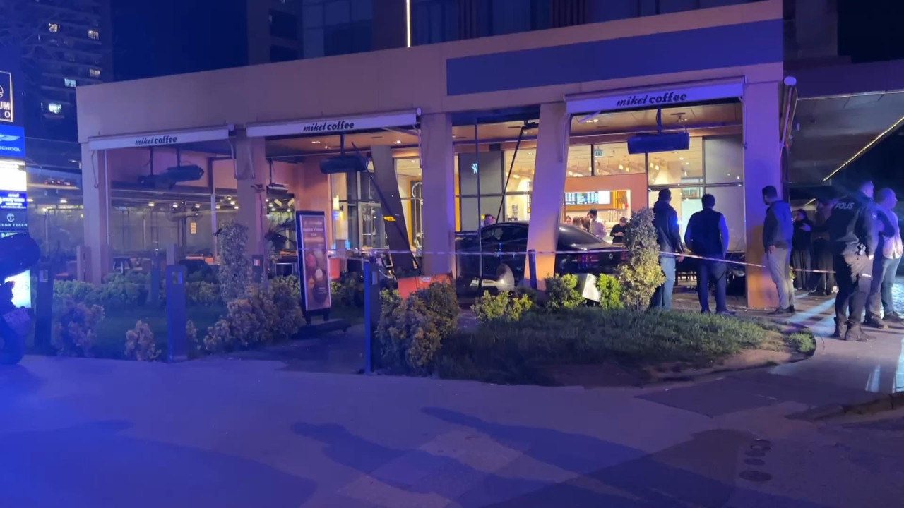 Bakırköy’de dehşet anı: Otomobil kafeye daldı