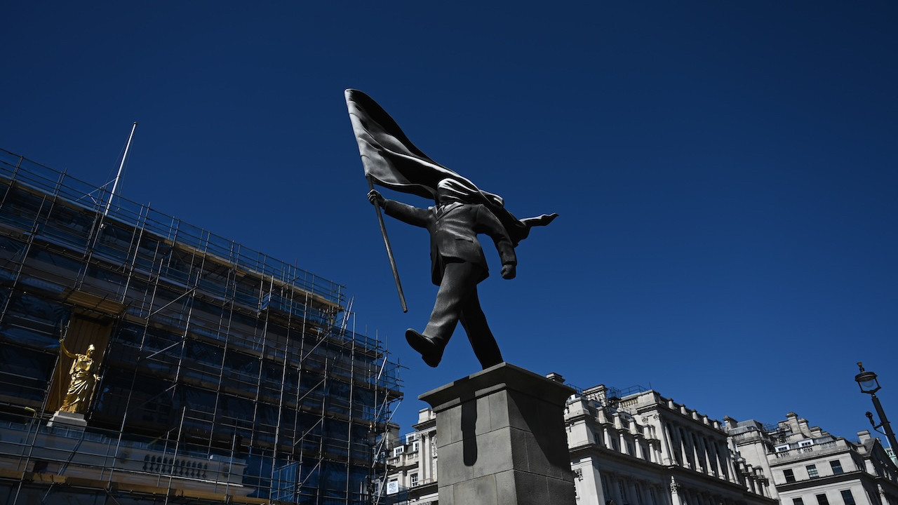 Banksy'nin yeni eseri mi? 25 metrelik heykel tartışma yarattı