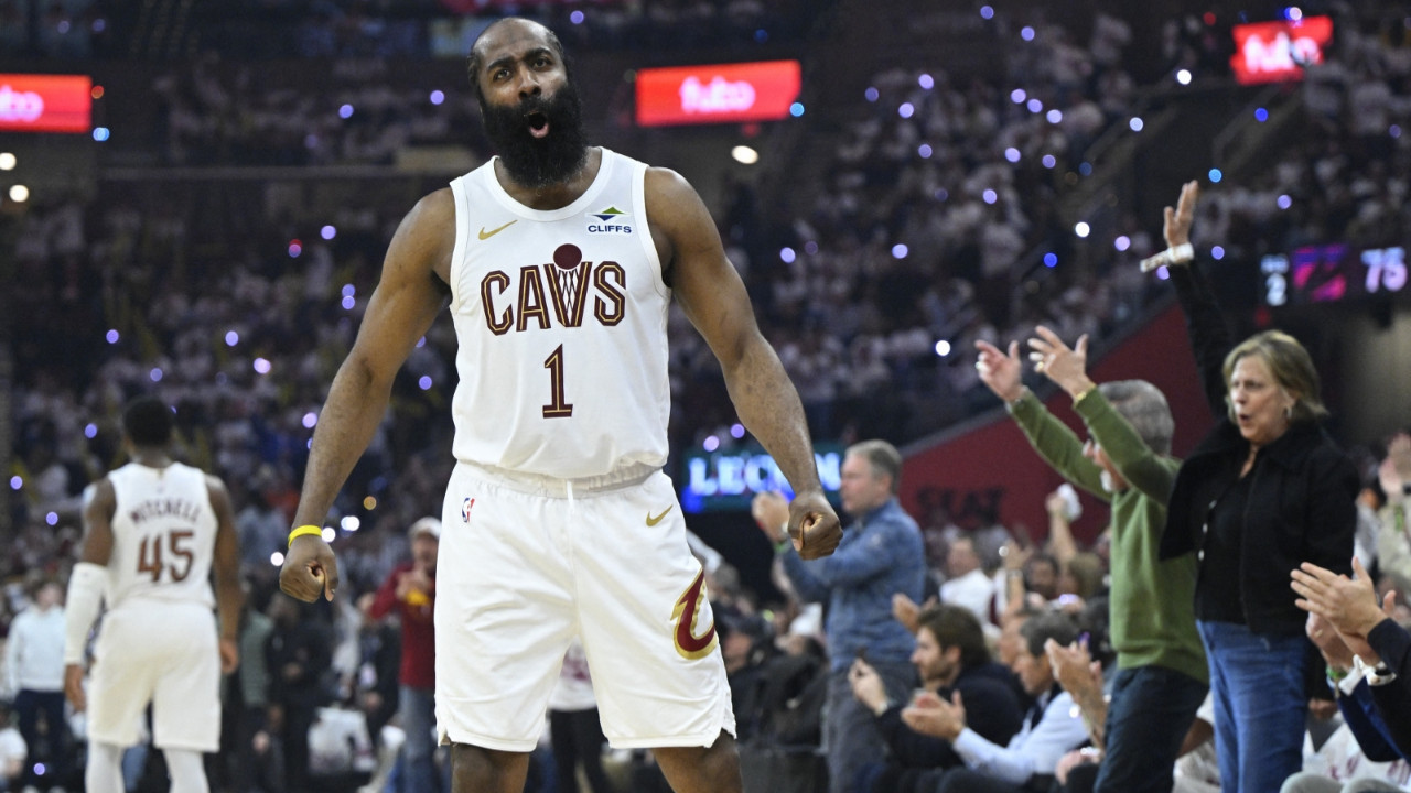 Cleveland seride öne geçti: Schroder ve Harden, Toronto'yu durdurdu