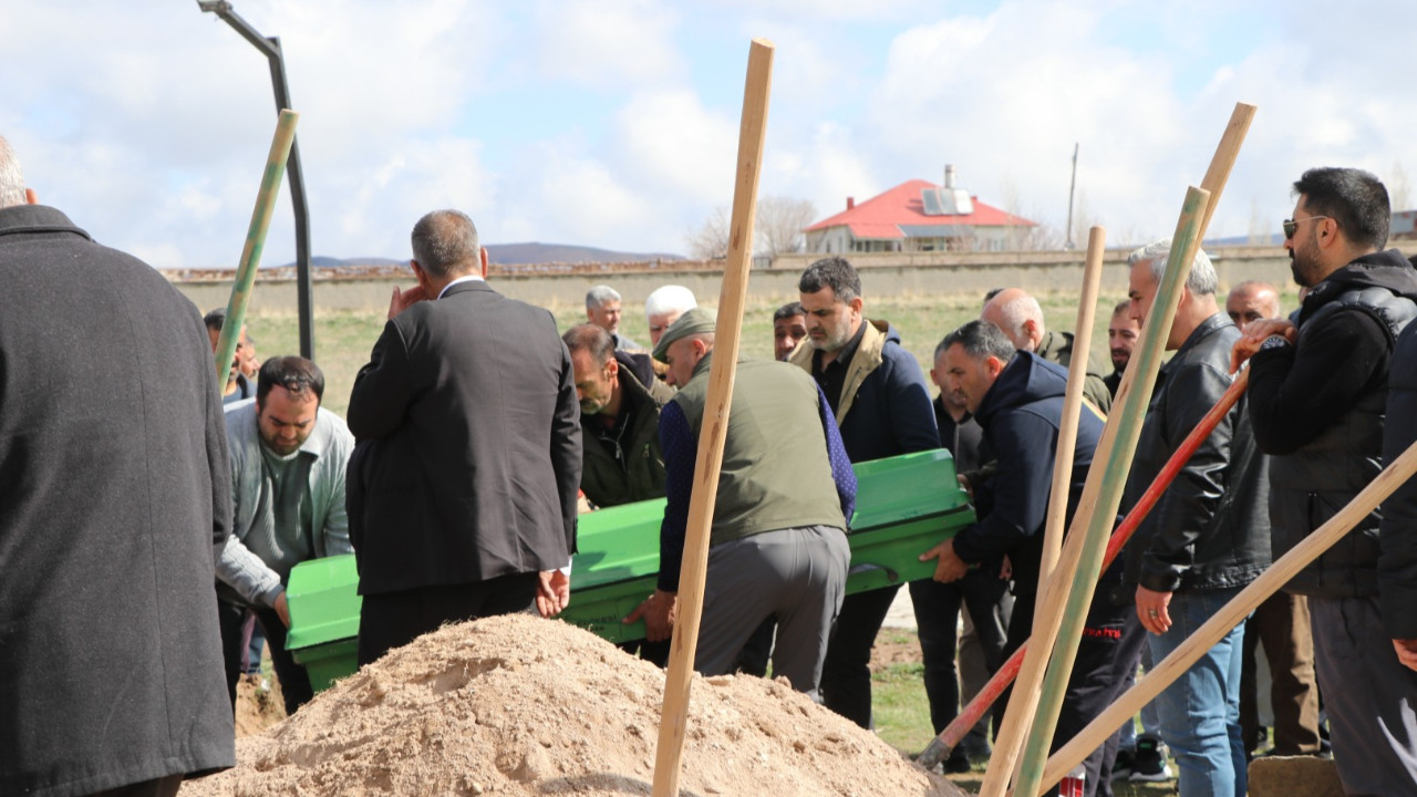 Köpeklerin saldırdığı çocuk, toprağa verildi