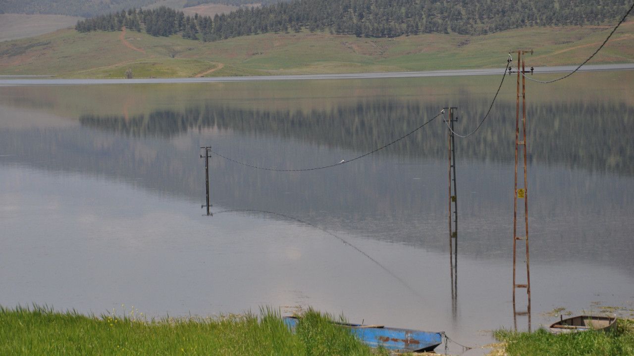 Tahtaköprü Barajı doldu: 52 yıl sonra elektrik direkleri suya gömüldü
