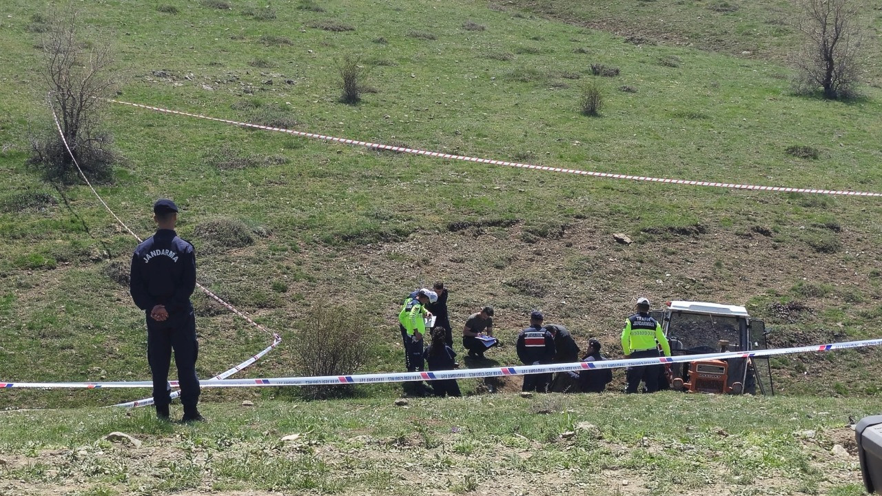 Traktör devrildi: Ölü ve yaralılar var