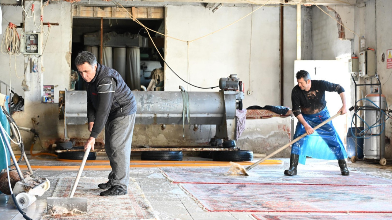 Yolda atıp eskittikleri halıları Avrupa'ya satıyorlar