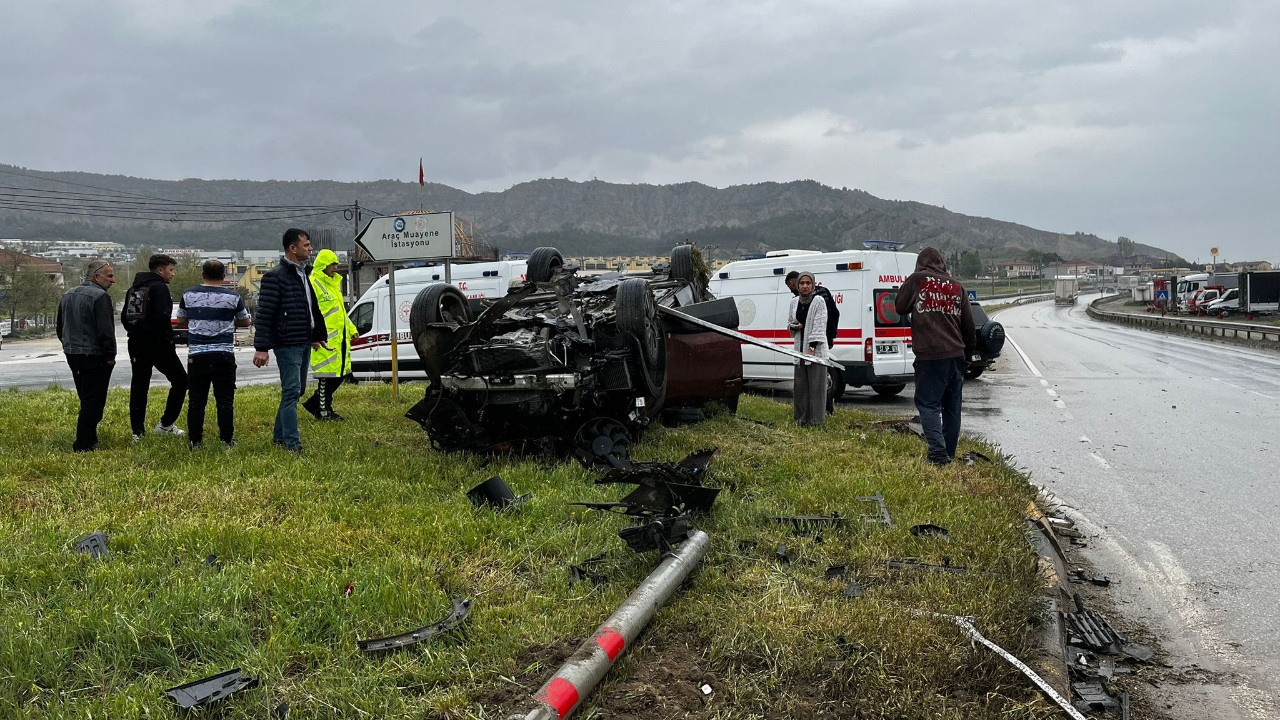 Direğe çarpan otomobil takla attı: 1’i çocuk 4 yaralı