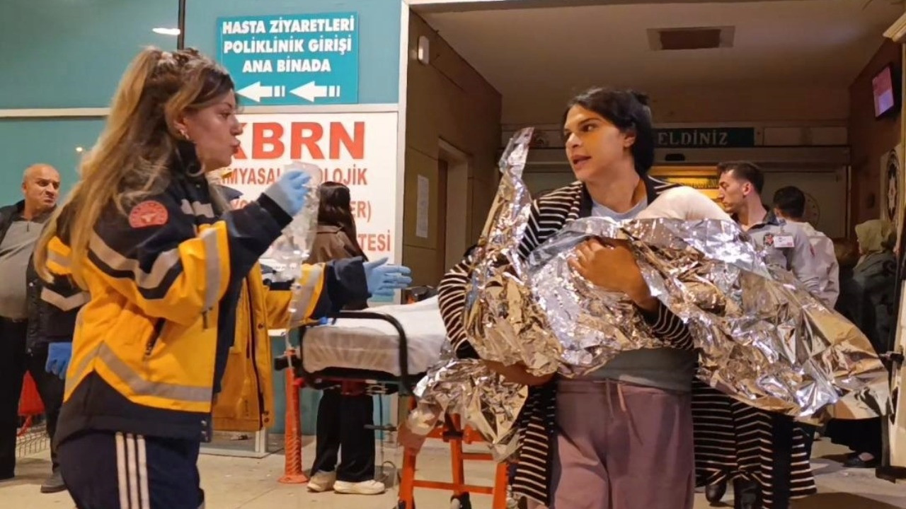 2 yaşındaki çocuk kaynar suya düştü
