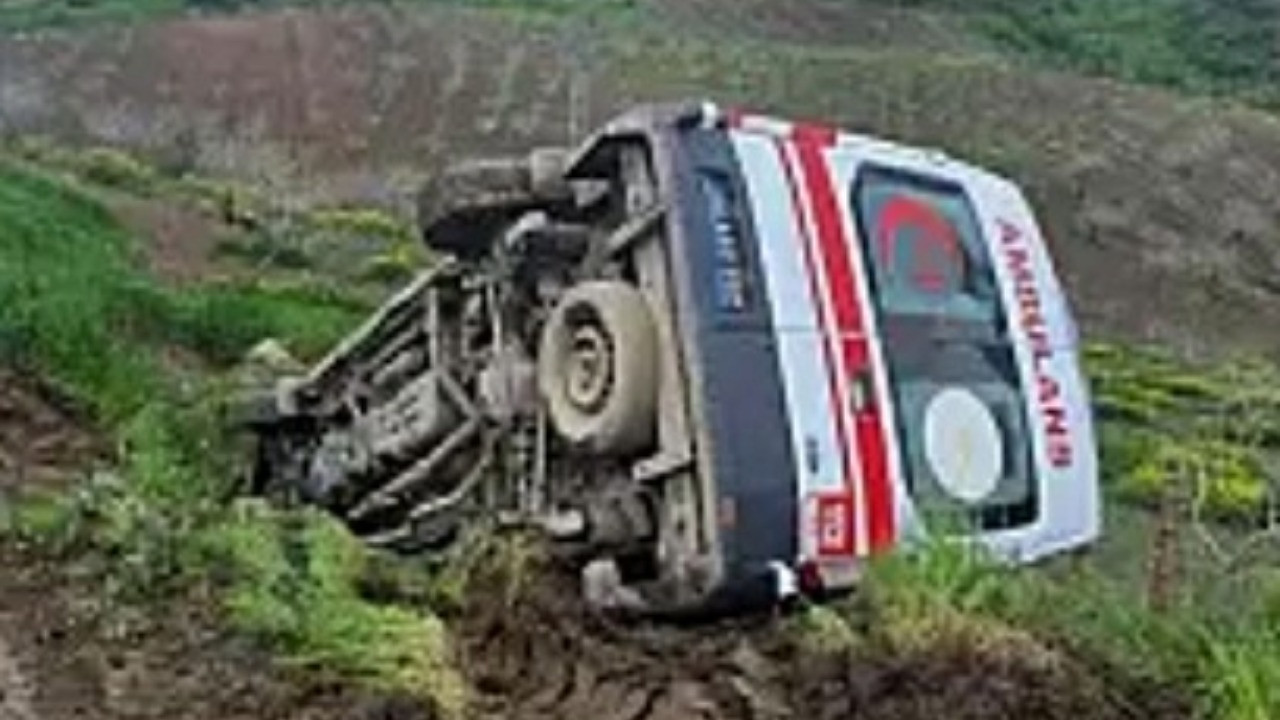 Ambulans şarampole devrildi: 3 sağlık personeli yaralandı