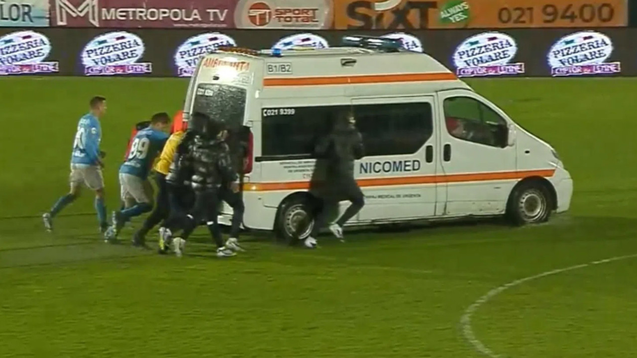 Bacağı kırılan futbolcuyu taşıyan ambulans çamura saplandı