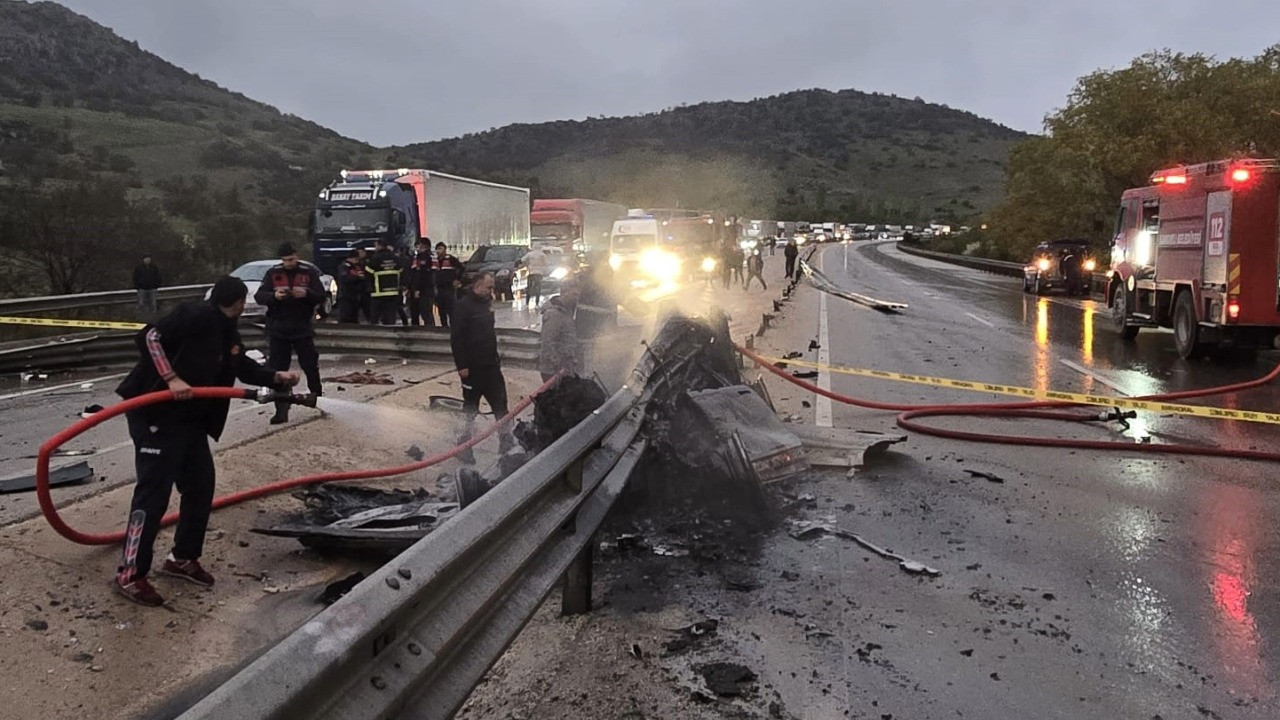 Bariyerlere çarpıp yanan otomobilde feci şekilde can verdi
