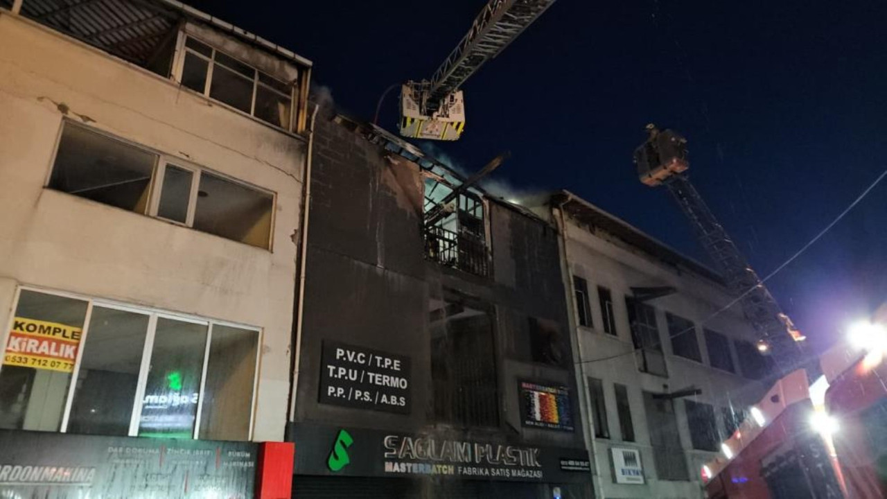 Bayrampaşa’da korkutan yangın: 3 kat alevlere teslim oldu