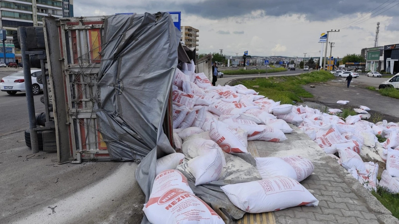 Diyarbakır’da un yüklü TIR devrildi: 4 kişi yaralandı