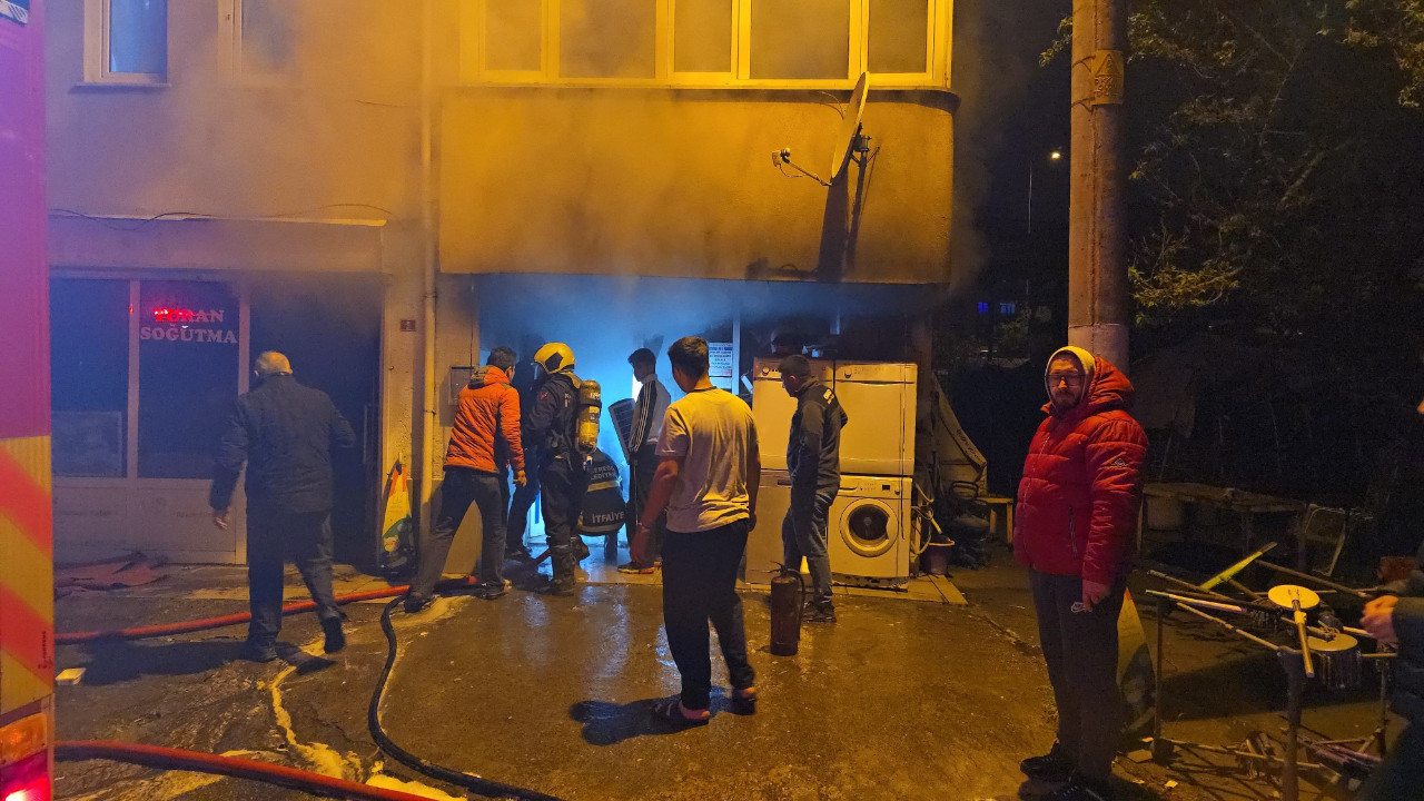 Elektrik kontağı şüphesi: Yangın iş yerini yok etti