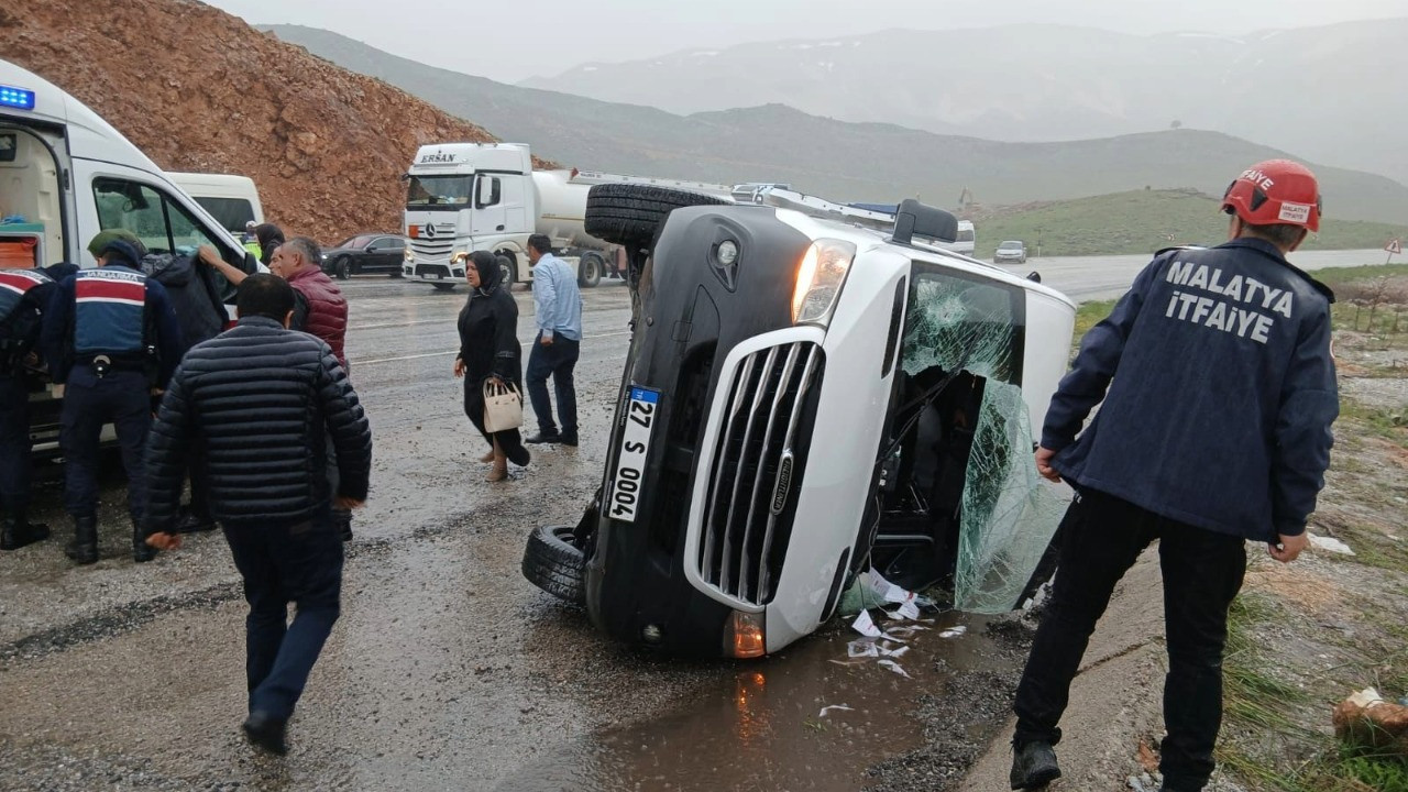 Malatya’da yolcu minibüsü devrildi: 12 yaralı