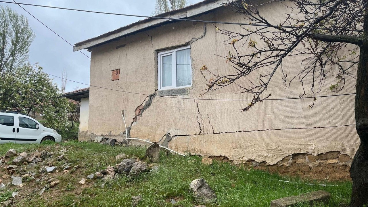 Kırıkkale'de sağanak sonrası toprak kayması: 9 yapı hasar gördü