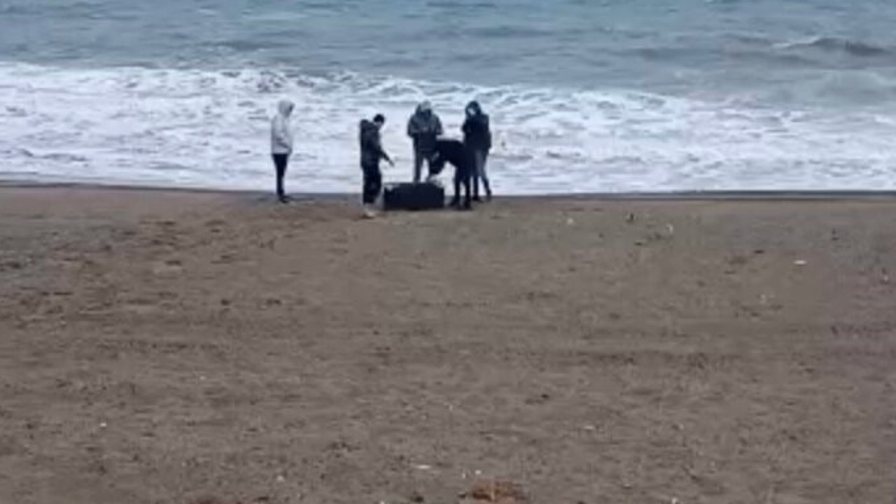 Sakarya'da sahile vuran çantada 21,5 kilo uyuşturucu çıktı