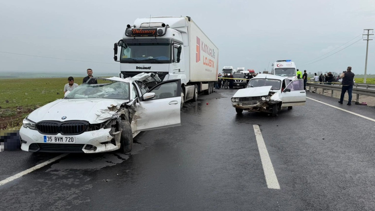 Zincirleme trafik kazası: 2 ölü, 2 yaralı