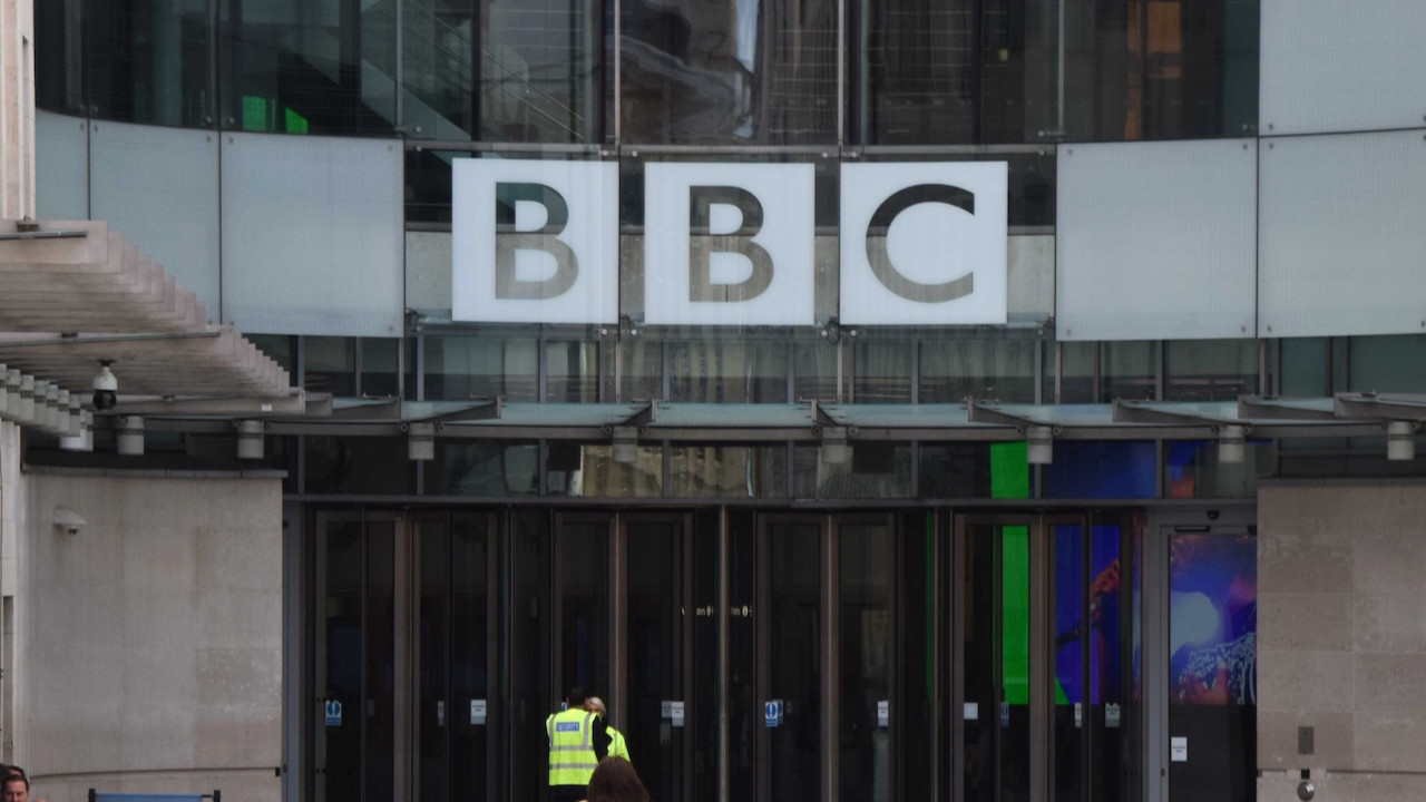 BBC'de büyük skandal: Sunucu, kadın çalışanın bileğini kırmış
