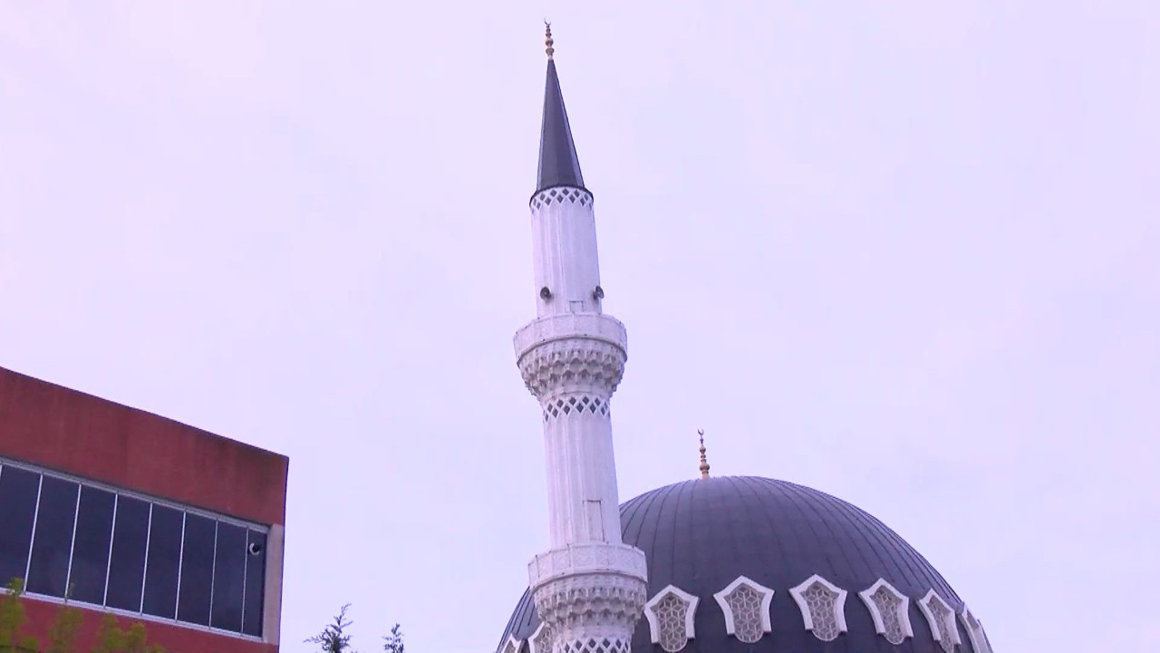 Minare sallandı, binalar tahliye edildi