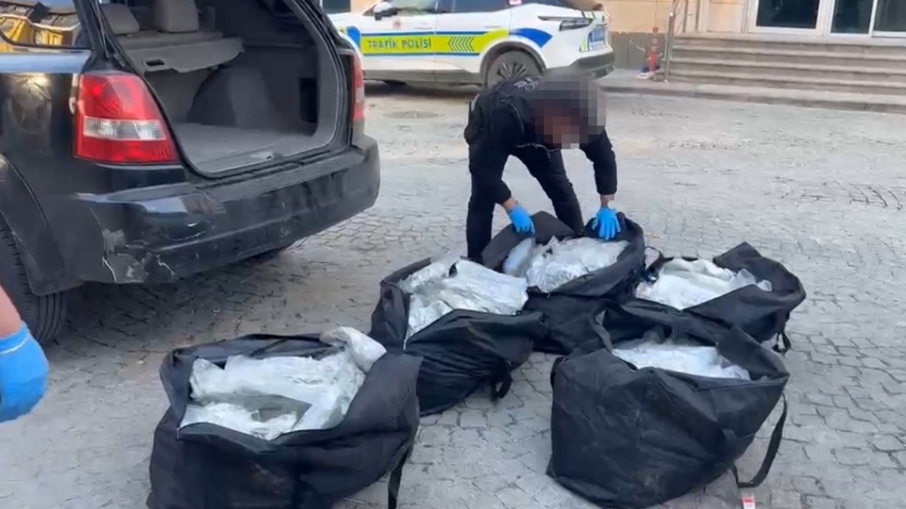 Moldova plakalı araçta 90 kilo skunk ele geçirildi