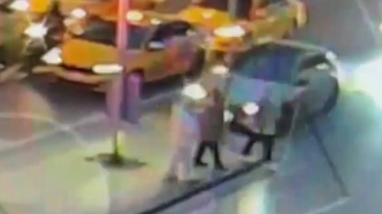 Sürücü bayıldı, üzerine trafik ışığı devrilen turist öldü