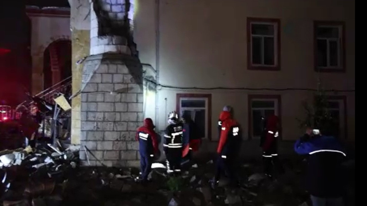 Yıldırımın isabet eden caminin minaresi yıkıldı