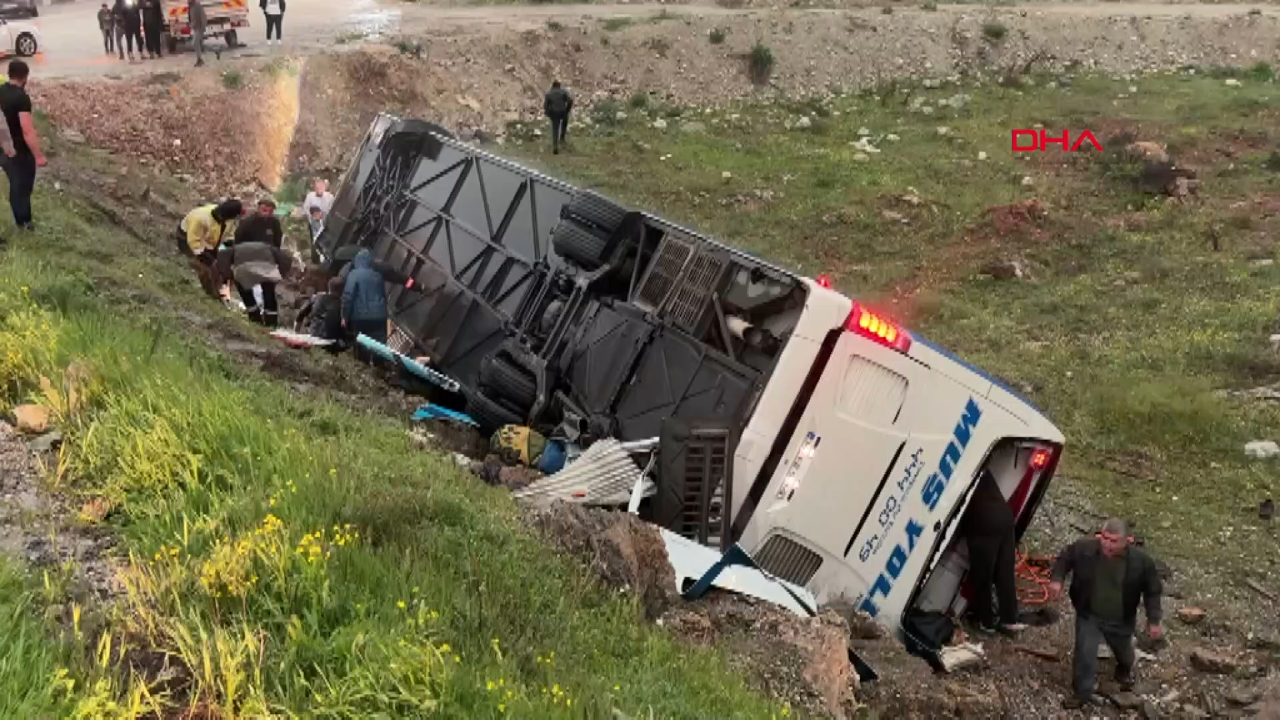 Yolcu otobüsü devrildi: Ölü ve yaralılar var