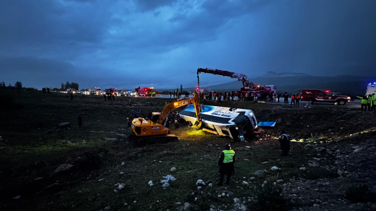 Yolcu otobüsü devrildi: Çok sayıda ölü ve yaralı var