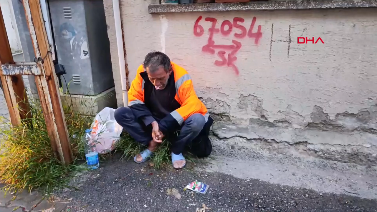 3 çocuk sokakta yaşayan adamı dövdü
