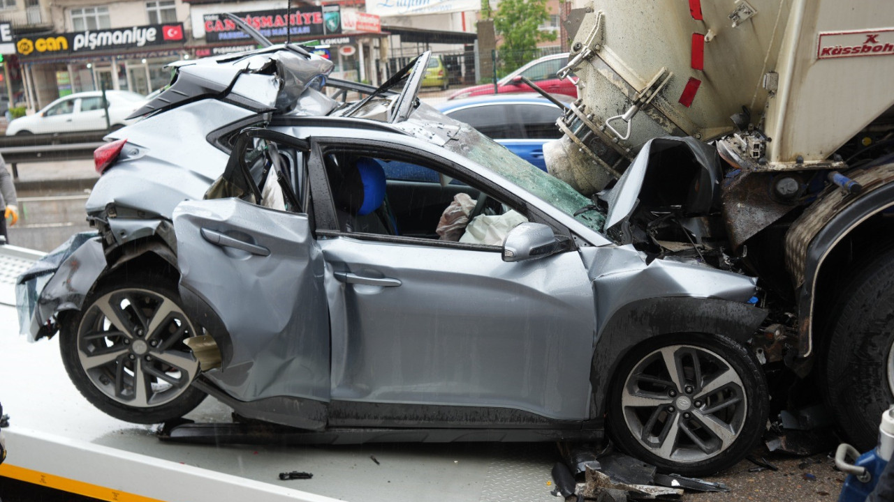 İki TIR arasında ezilen otomobilden mucize kurtuluş