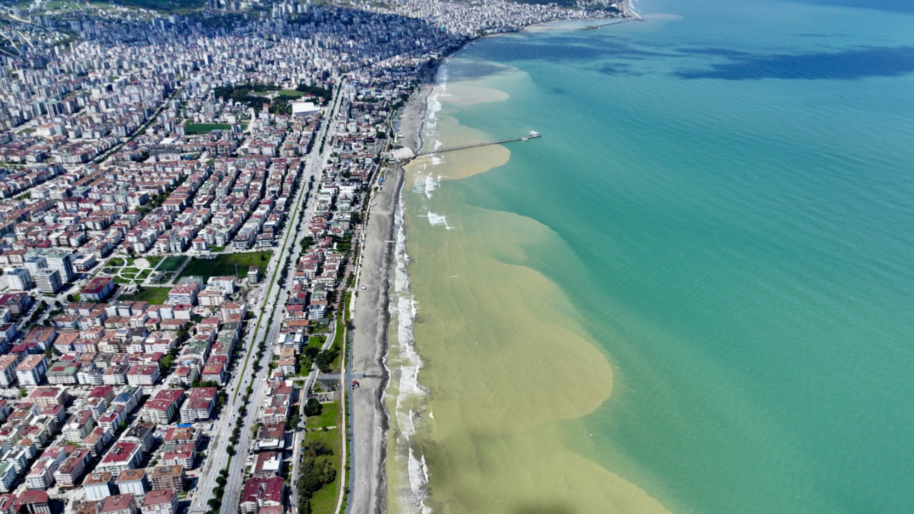 Samsun'da sağanak denizin rengini değiştirdi