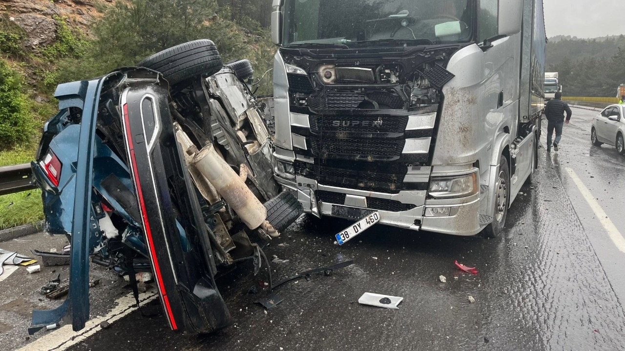 TIR, karşı şeride geçip otomobili biçti: 1 ölü, 4 yaralı