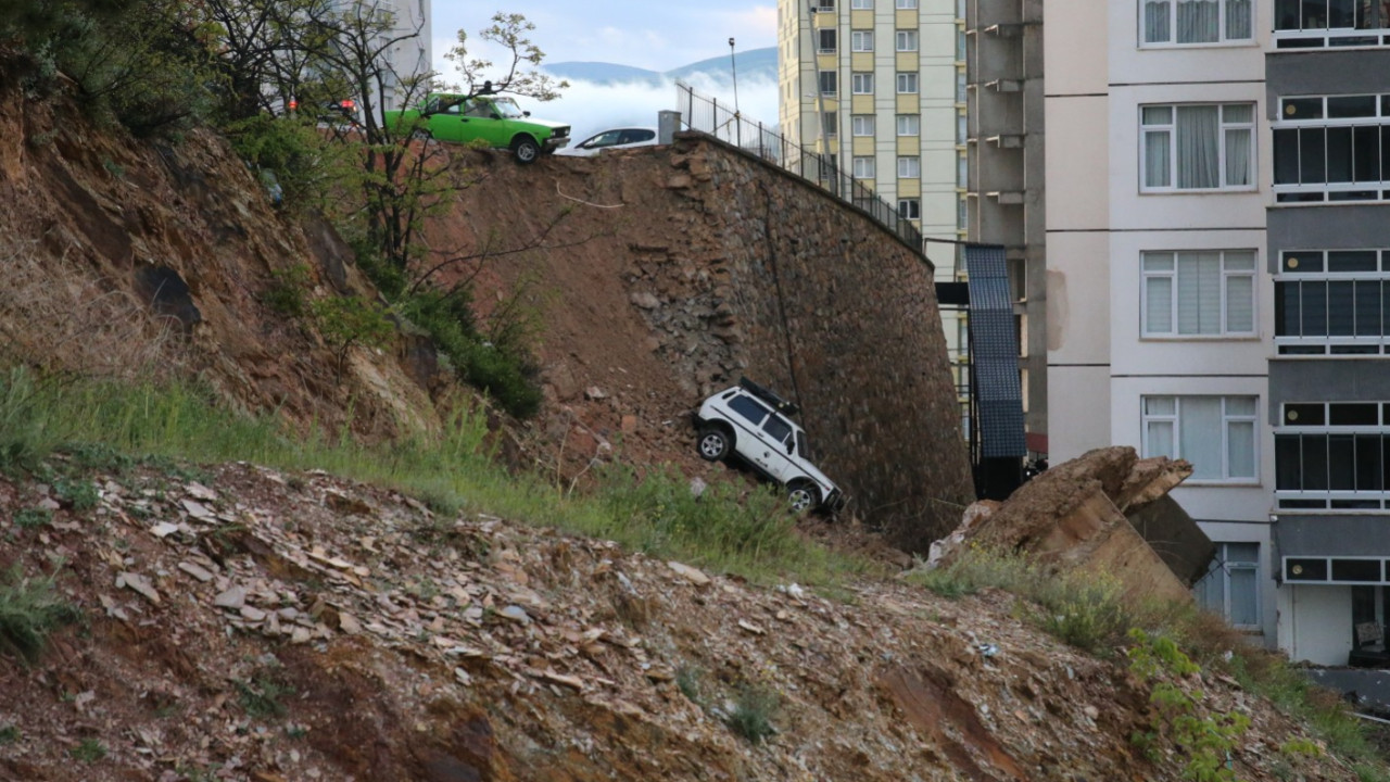 Tokat’ta istinat duvarı çöktü: Araçlar savruldu