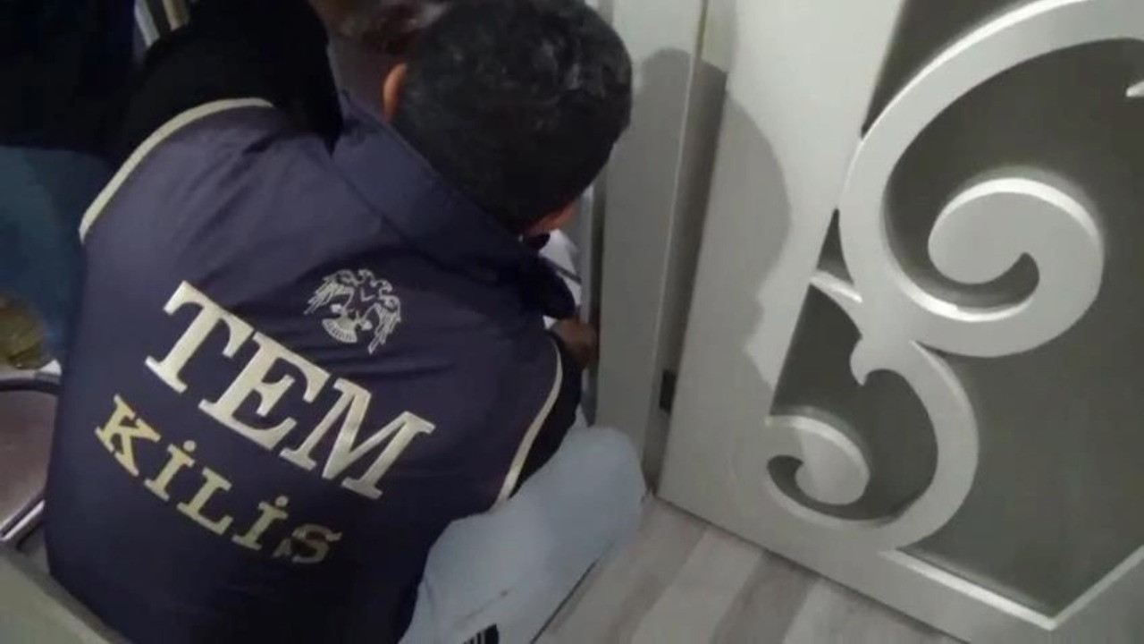 2016’dan beri aranıyordu: Firari FETÖ hükümlüsü banyodaki gizli bölmede yakalandı