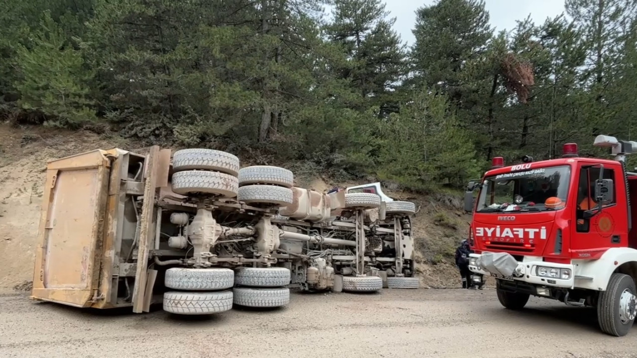 Bolu’da kum yüklü kamyon devrildi: Sürücü hayatını kaybetti