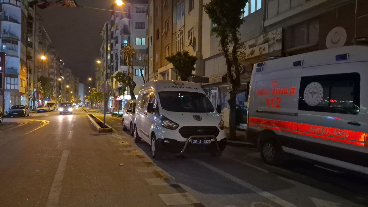 Komşuları haber alamadı evinde ölü bulundu