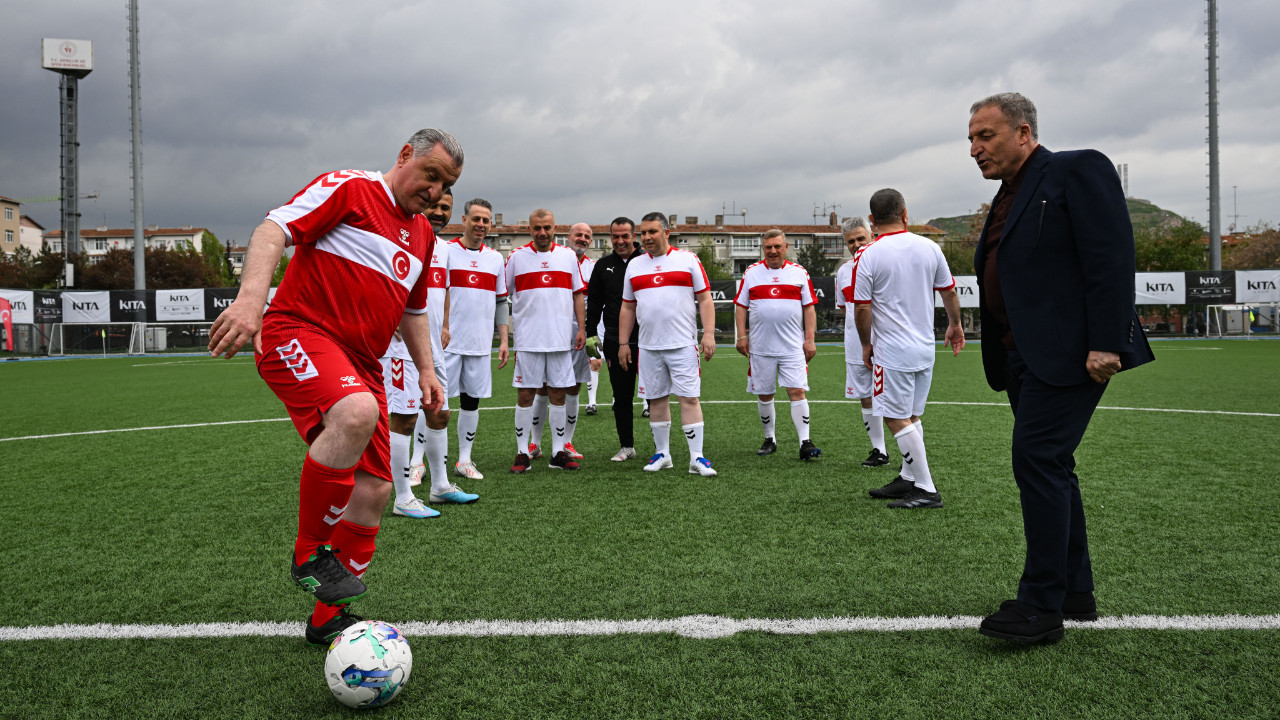 Meclisspor ile şöhretler sahaya indi: Santrayı futboldan men edilen eski başkan yaptı