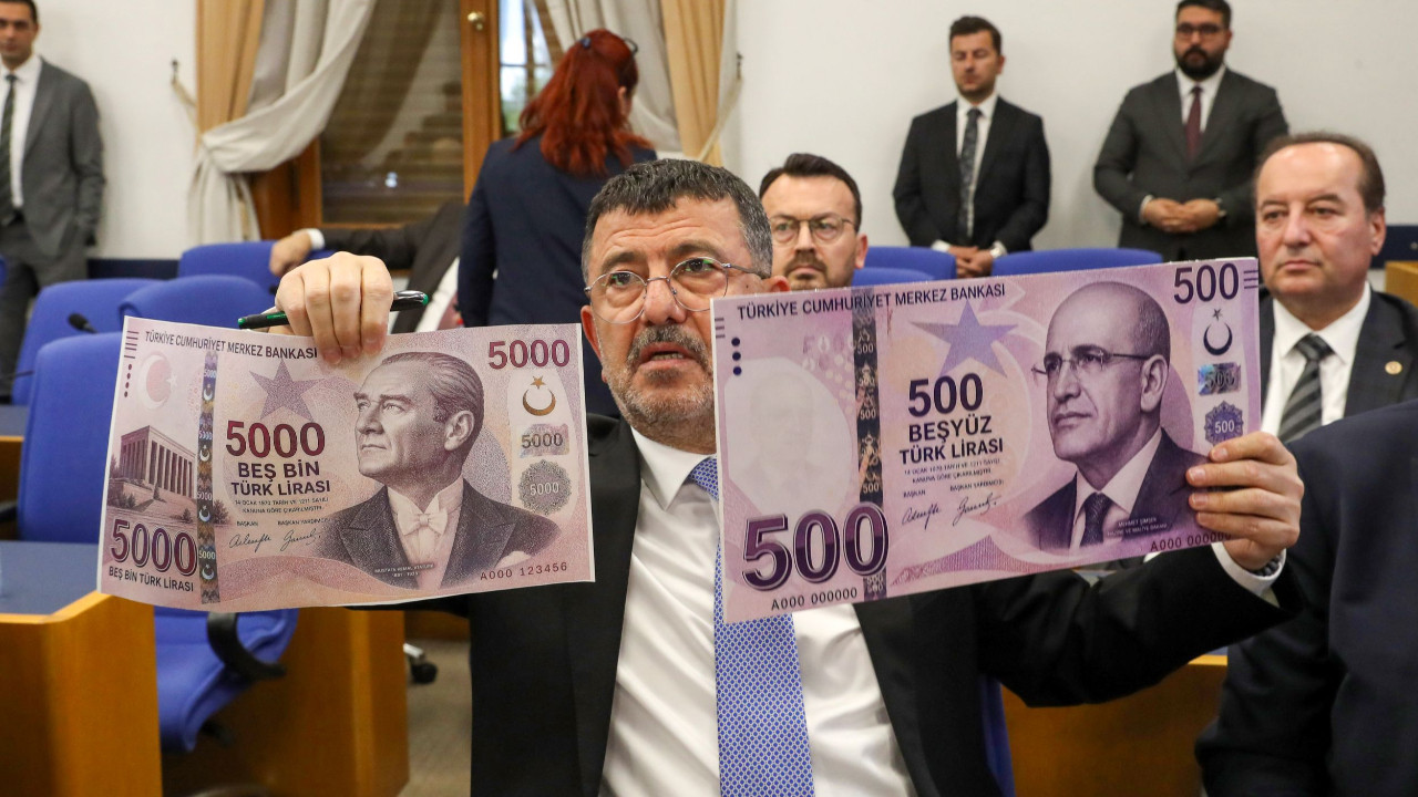 Merkez Bankası Başkanı'na Meclis'te banknotlu tepki