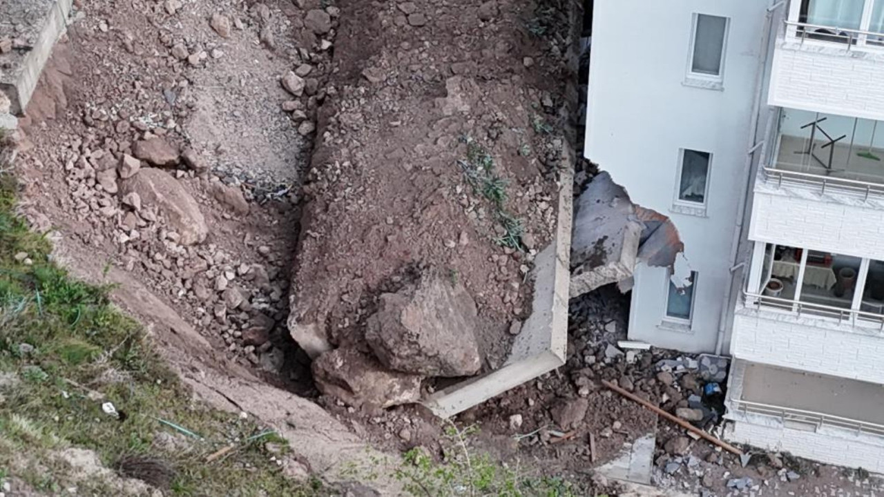 Nevşehir’de istinat duvarı çöktü: 10 daire tahliye edildi