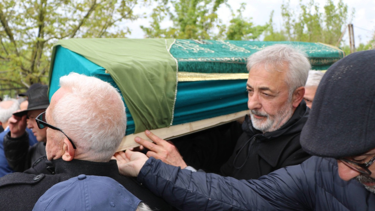 Oyuncu Mehmet Aslantuğ, annesini son yolculuğuna uğurladı