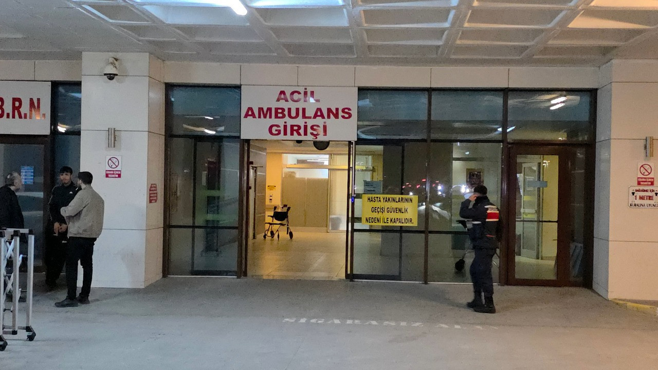 Sınırda devriye yapan askeri araç duvara çarptı: 2 asker yaralandı