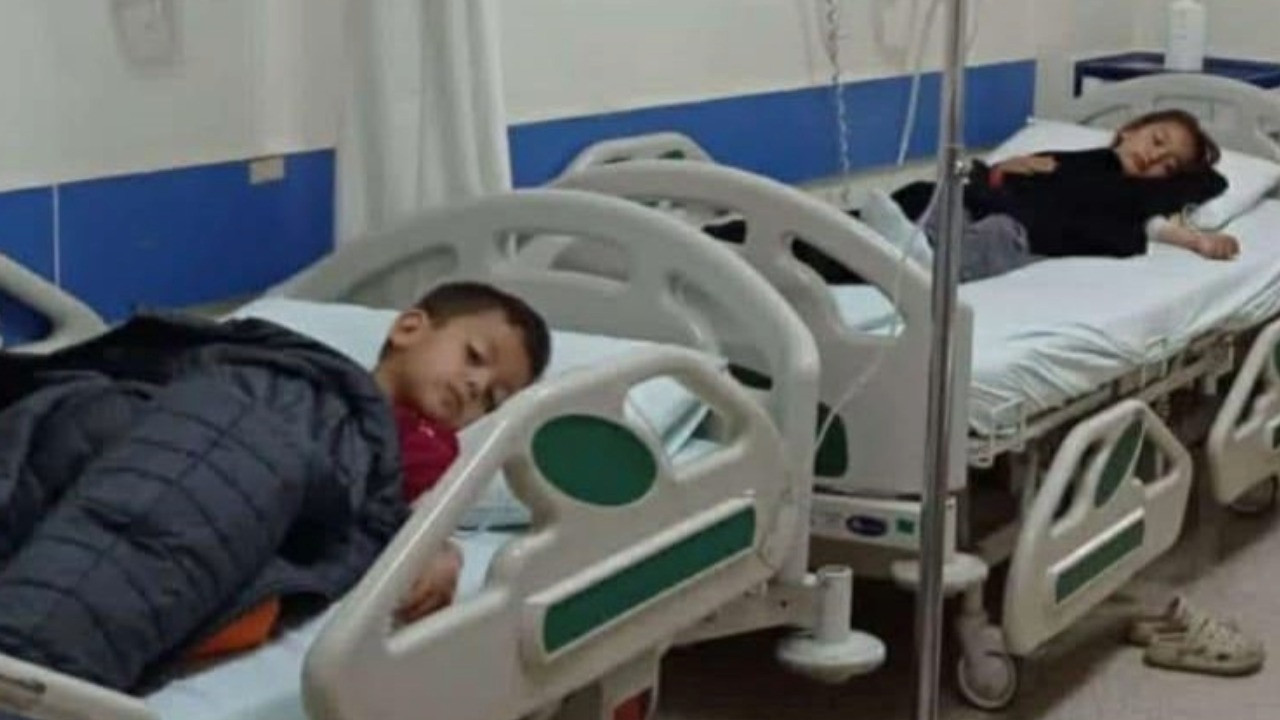 Zehirlenme şüphesiyle hayatını kaybeden 2 kardeş toprağa verildi, anne yoğun bakımda